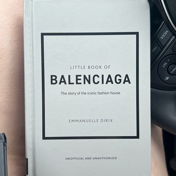NWOT Little guide to style balenciaga - Picture 2 of 3